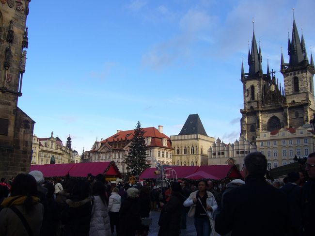 旧市街広場へ。ここは観光の中心地。<br /><br />この時期ならではのクリスマスマーケット！<br />たくさんのお店がでています。<br />