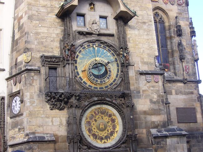 有名な旧市庁舎の天文時計。<br /><br />毎時間、時計のからくりが作動して<br />キリストの１２使徒が文字盤の上部からでてきます。<br />でも結構短時間で、あっという間に終わって<br />しまい、写真撮りそびれてしまいました。