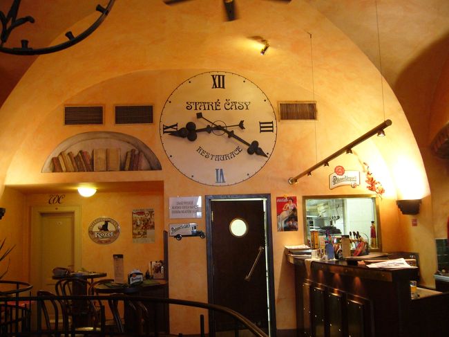 昼食をとったレストラン。<br /><br />天文時計を意識したのか、店内に大きな時計が<br />ありました。