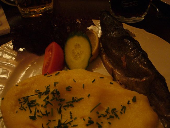 お昼のメインは、マスのフライとマッシュポテト。<br />マスのフライは初めて食べましたが、思ってたより<br />美味しく食べれました。