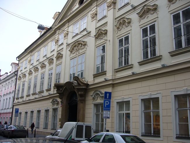 昼食後は夕飯まで自由行動。<br />まずはムハ美術館へ。<br /><br />チェコ出身の芸術家・ムハの作品が展示されてます。<br />