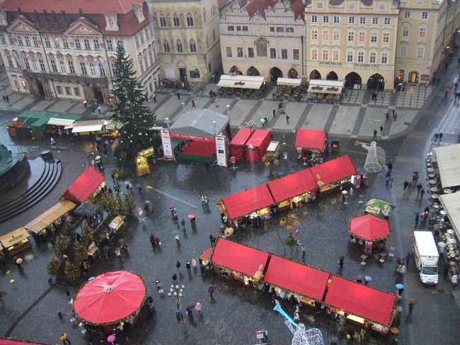 旧市街に戻って、旧市庁舎塔の上へ登りました。<br /><br />この日雲行きがなんとなく怪しかったのですが、<br />ついに雨が・・・<br /><br />上からは広場のクリスマスマーケットの様子も<br />見れました。