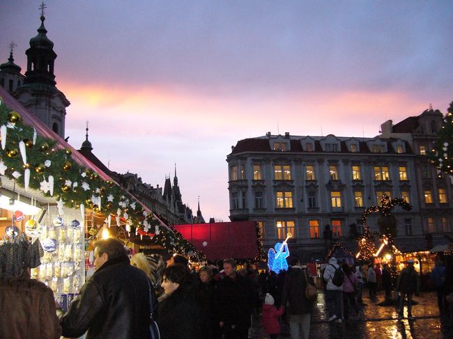 雨は降ったり止んだりで、止んだ時を見計らって<br />クリスマスマーケットへ。<br />夕暮れ時と雨上がりの感じがとても綺麗でした。