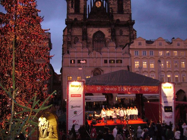 子供の合唱団がステージ上でクリスマスソングを<br />唄っていました。