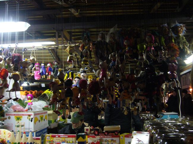 プラハと言えばマリオネット！<br /><br />こんな風に色んな露店でマリオネットが<br />売られていました。