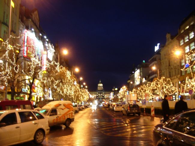 プラハ随一の繁華街・ヴァーツラフ広場の辺りも<br />イルミネーションが綺麗！<br /><br />夕飯までにまだ時間があったので、お土産みたり<br />ブラブラしてました。