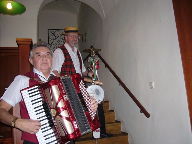 夕飯はビアレストランで。<br /><br />色んな演奏を聴きながらの楽しい夕飯でした。