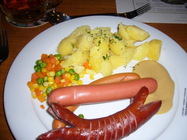 メインはソーセージ！<br />結構ボリュームあったけど、美味しかった。<br /><br />もちろんビールも一緒に飲みました。