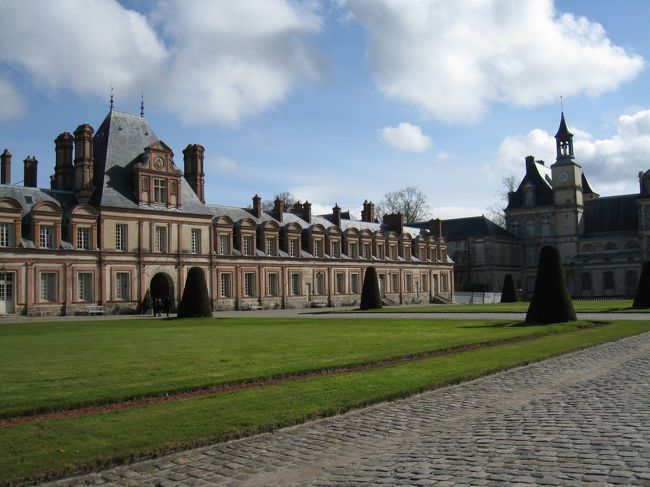 向かって左側です。