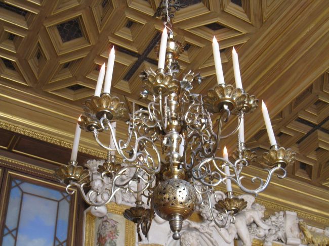 シャンデリアがキレイ。