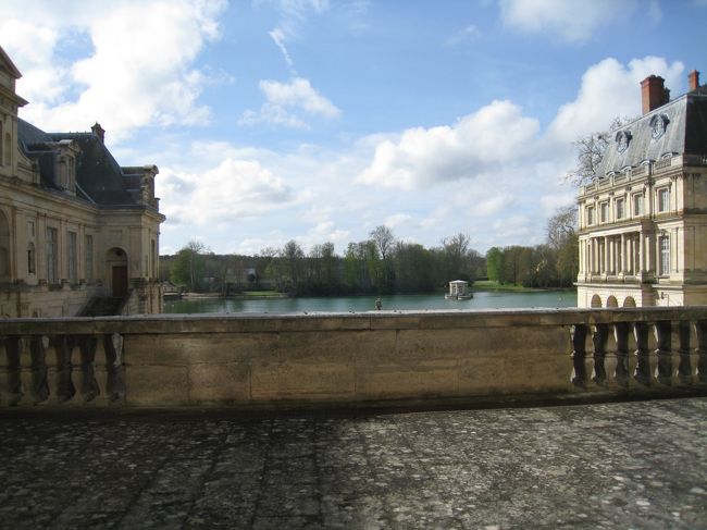 途中の窓から見えた庭園。
