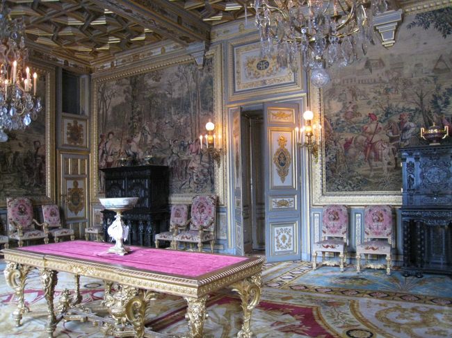 壁にはタペストリー。