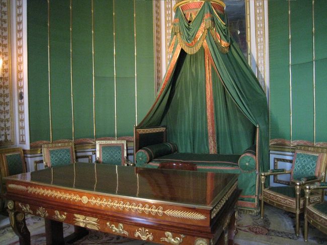 ナポレオンが仮眠をとった部屋。<br />ベッドの奥にはたくさんの書物が置いてあったとか。