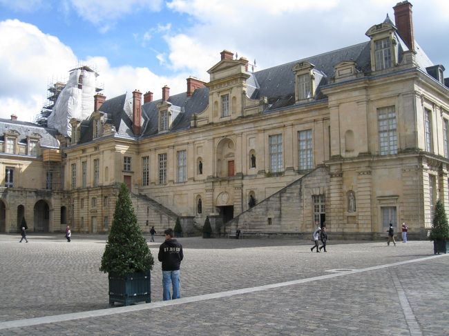 中庭のようなところから見たフォンテーヌブロー城。<br /><br />今になって思うが、庭園まで出てフォンテーヌブロー城の写真を撮ったらキレイな風景が撮れたような気がする。（　´_ゝ`）