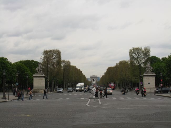 コンコルド広場からのシャンゼリゼ大通り。<br />凱旋門は遠い。