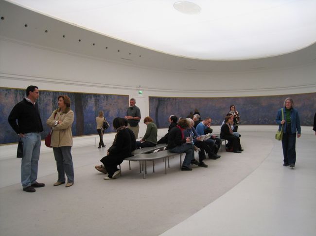 夕方だからか、まったく並ばずすんなり入場。<br />ここでも、かばん開けて係員が中身チェックのあと、展示室入り口付近にいる係員にミュージアムパスを見せる。<br />モネの「睡蓮」の部屋はこのようになってます。<br />椅子に座ってボーっと眺めていられます。