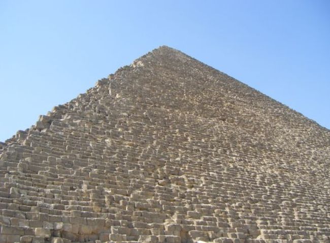 クフ王のピラミッド<br />建造 BC 2550年頃<br />高さ 146m