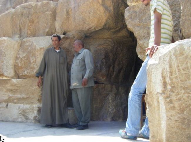 クフ王のピラミッド内部への入口<br />またしても別料金 100£Ｅ(2000円)<br />入場制限をしており1日300人限定。午前中にはチケット売り切れちゃいます。