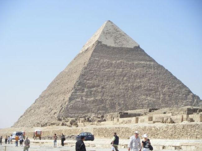カフラー王のピラミッド<br />建造 BC 2550年頃<br />高さ 143m<br /><br />頭頂部には化粧岩が残っています。