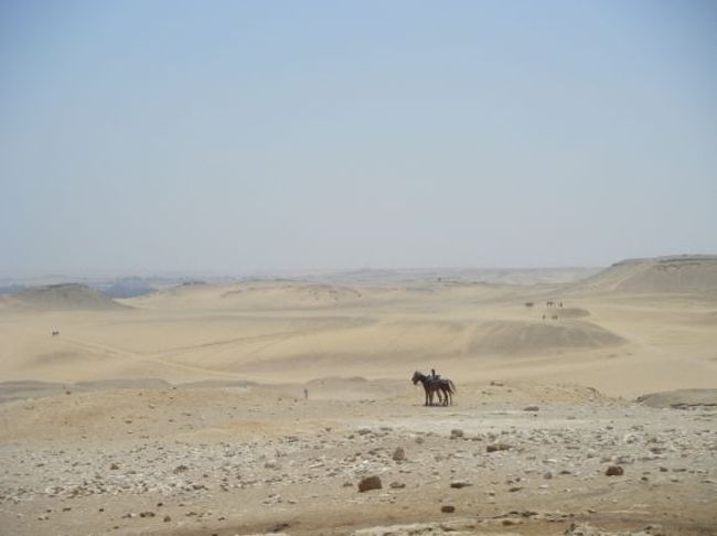 ピラミッドの先にはリビア砂漠が広がります。