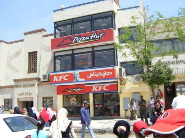 スフィンクスの目先には、日本のテレビでも有名になったケンタッキーとピザハット。<br />この店からの眺めは、