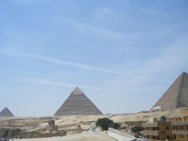 こんな感じ。<br />ギザ３大ピラミッドとスフィンクスがいっぺんに見渡せる、最高なロケーションです。 