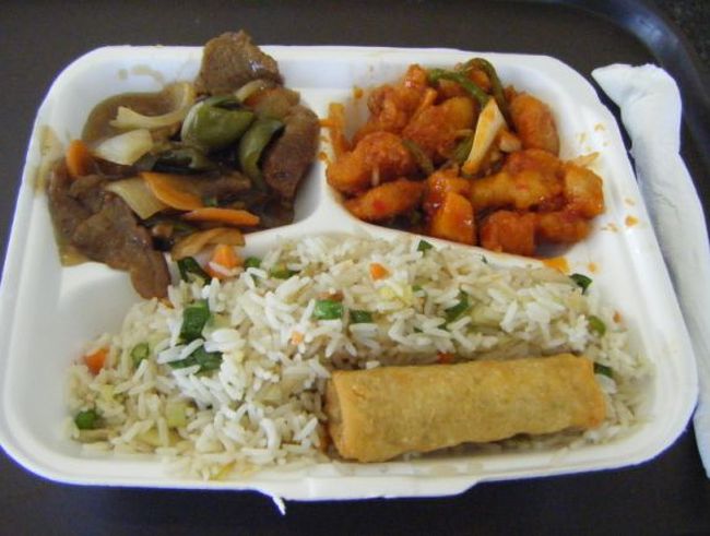 お昼はカルフールのフードコートで中華