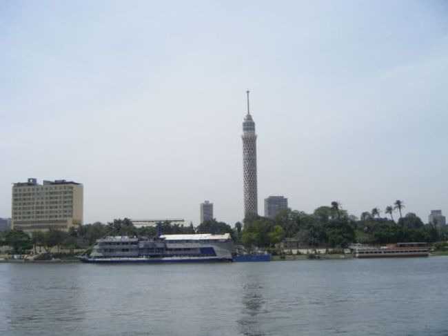 エジプト最終日、出発の時間までナイル川沿いを散歩。<br />対岸にはカイロタワー。