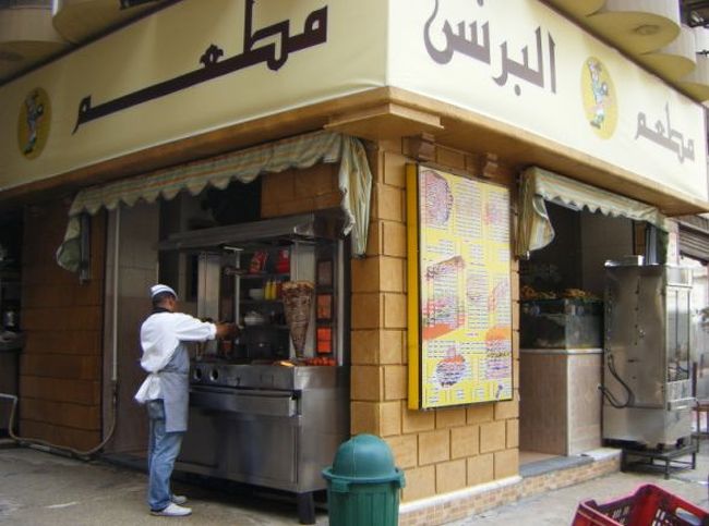 最終日のランチは、ローカル人の多いエジプト料理店へ。