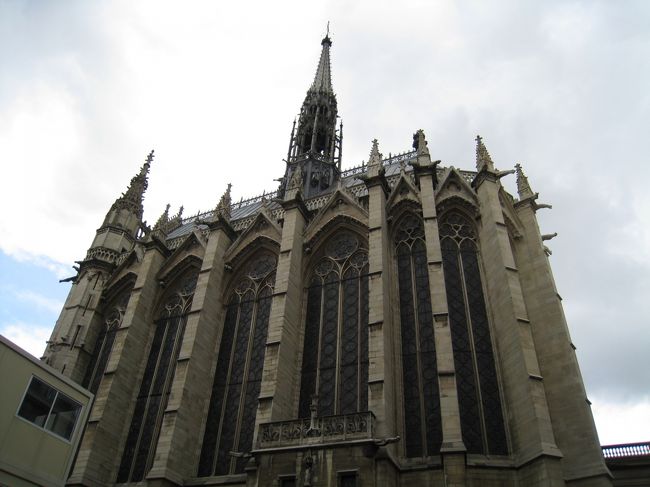 入り口に行列はできてましたが、そんなに待つことなく荷物チェックが終了。いったん、外に出て、サントシャペルの入り口へ向かいます。<br />ここでもミュージアムパス。とはいえ、チケット売り場も、そんなに混んではいませんでしたが。