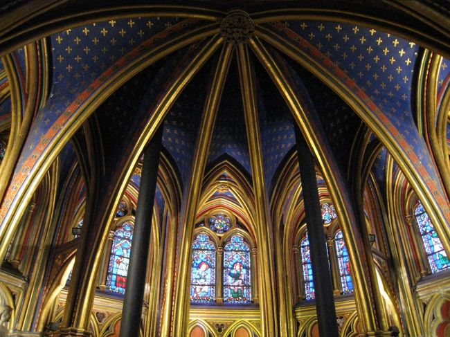 入るとまず、左手におみやげ屋さんがある、小さめの部屋があります。<br />