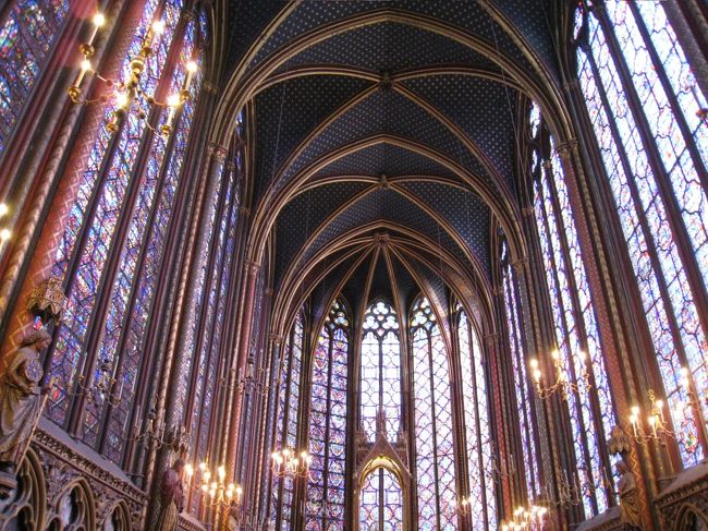 入り口の横にある、狭いらせん階段を上ると、おぉ、ステンドグラスの鳥かごです。