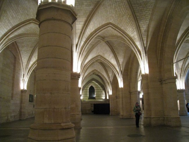 さて、お隣りのコンシェルジュリーにやってきました。こちらは、まったく人が並んでおらず、ミュージアムパスが使えるので入ってみました。<br /><br />サントシャペルを見たあとだと、なんだか物足りない。