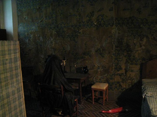 マリーアントワネットの独房。<br />ついたての後ろで衛兵が見張ってます。