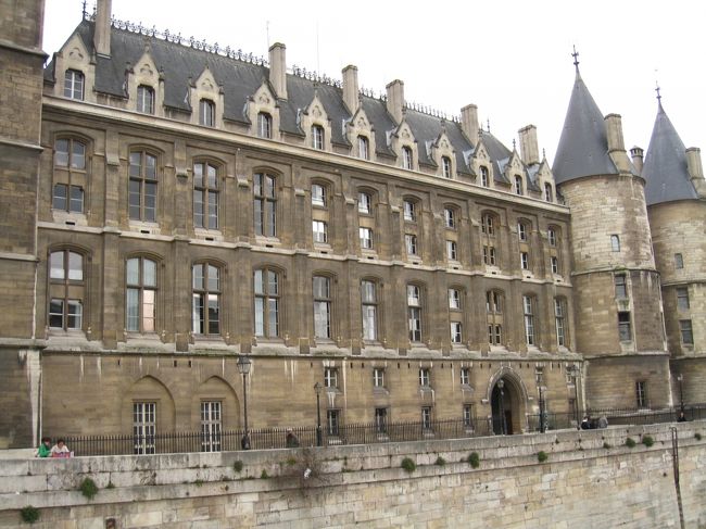 セーヌ川の橋の途中からみたコンシェルジュリー。