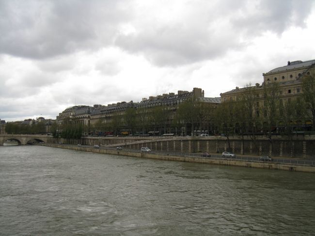 セーヌ川から見た街なみ。