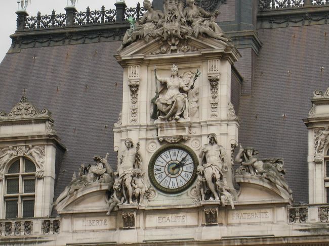 時計下の「自由、平等、博愛」の言葉。<br />パリのいろんな建物にこの言葉があるそうです。