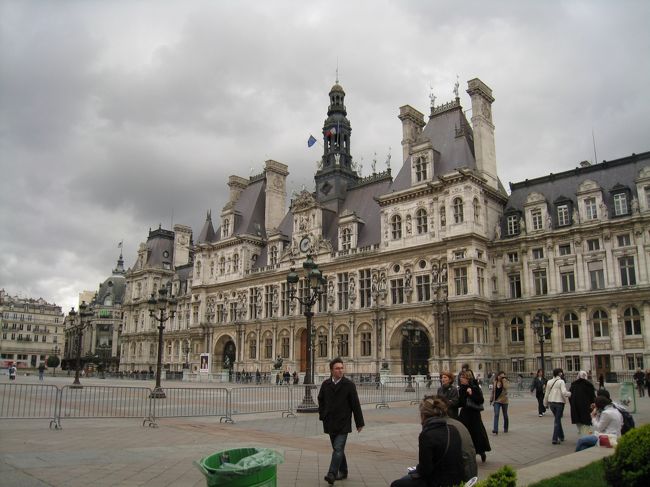 次は、再び、シテ島に戻ってノートルダム寺院へ向かいます。