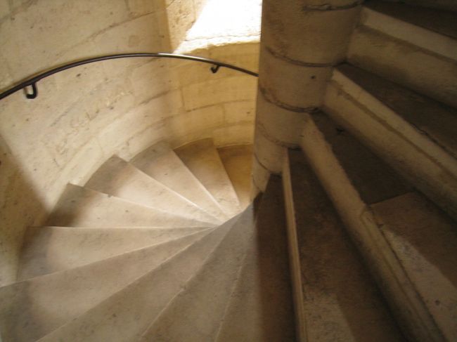 大聖堂正面向かって左側に塔への入り口があります。列に並びはじめて４０分くらいで塔へのぼりはじめることができました。順番を待っている時に、係員の方がパンフレットを配ってくれました。<br /><br />大聖堂の近くには、サンドウィッチなどが売られているので、それを食べながら待つのが良いかもと思います。<br /><br />このような、らせん階段を全部で３８７段。意外にすんなりのぼれました。でも、のぼってるのは若者ばかりでした。<br /><br />