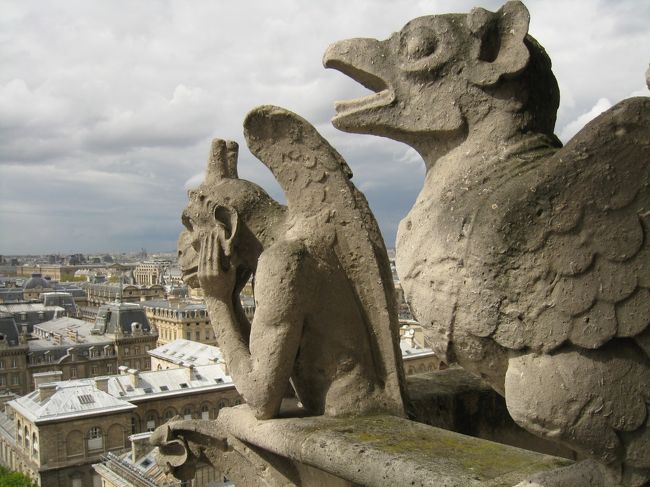 せまい通路で、みんな写真に必死です。