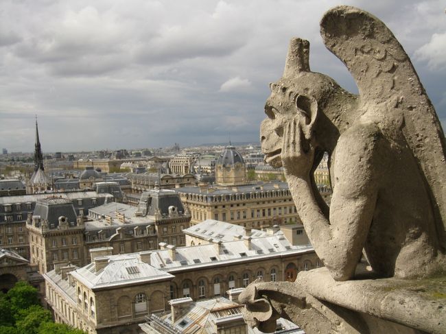 パリの街を見下ろすガーゴイル。