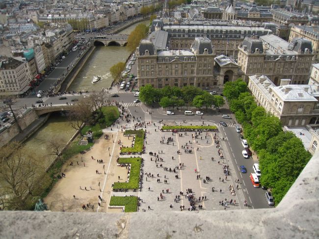 どれ、下を覗き込んでみる。