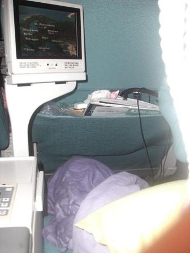 何てラッキーなんだろう！！！<br /><br />どうやらビジネスクラス☆に乗れるらしい(＞▽＜)<br /><br />ソウル→プラハが満席の為　お願いしますとのことだ！マジ安心して任せなさい！！<br /><br />これがビジネスです。<br />写真が失敗してしまい申し訳ないです。<br /><br />席は広々、足もリクライニングできます。思ったほどこの飛行機は広くありませんが、身長158ｃｍの私にはくつろげました。