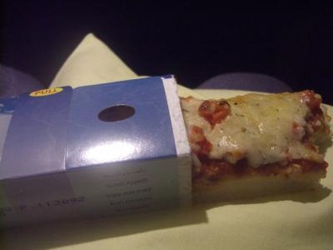 ピザ！<br /><br />おやつです。<br />これが意外に美味しいんです(＾▽＾)<br />またまたペロリ。