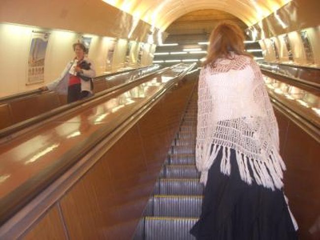 いきなり市バスのチケットを買ったのに　バスが全然来ない。しょうがないのでエアポート・ミニバスに切り替えた。しかし切符を持っていない私・・・てか　どこに行くんだろうこのバス(−_−;)<br />片言の英語で近くにいたおじさんにもろもろ尋ねた。<br />何やら途中で地下鉄に乗り換えるらしい。<br />バスの切符もくれるらしい。<br />良い人だった。<br /><br />そしてこれは地下鉄のエスカレーター　チョー速い！<br />そして深い↓<br />そして凄く面白い。<br />そして　「日本人は忙しくて歩くのが凄く速いのに　何故エスカレーターはあんなに遅いんだ？」と。全くである。