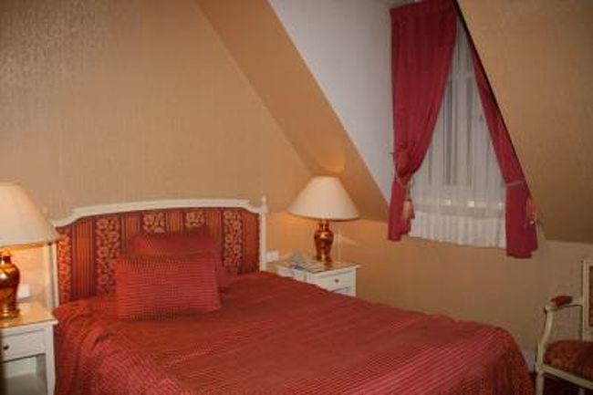 はぁ全く何てこった（＞△＜）！！！<br /><br />予約したはずのホテルが見当たらない。<br />しかもありえない事に「地球の歩き方」は、今回全く歩く事もなく私の部屋で今頃昼寝でもしているようだ。そこにホテルの詳細やら何やら書いてあって・・・。<br />地元の人は凄く親切にアバウトな地図を見て探してくれた。が、ポリスはダメだった。<br />　　Ｇｉｖｅ　ｕｐ！を余儀なくされた。<br /><br />知らない間に夕方８時くらいになっていて　暗くなっていた。<br />夜景を見るべく　広場の近くの「リーフホテル」に泊まった。凄く可愛い部屋で凹みが膨らんだ凸ﾎﾟｺｯ<br />