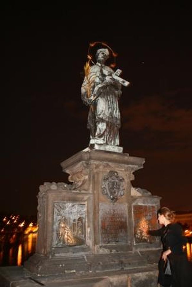 この人様こそ　“聖ヤン・ネポムツキー”様です！<br /><br />さあさあ並んで並んで！<br />台座の銅版に触りましょう。写真も撮りましょう。<br />“楽しい旅になりますようにmm(−　−）”<br /><br />しかし何故彼が川に投げられ殺害された時の様子にご利益があるのか不思議です。きっと素晴らしい人に違いなかったのでしょう！<br />