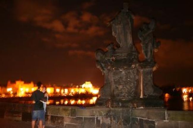 ラブラブです。<br />凄くロマンチックなんですここ。カレル橋。