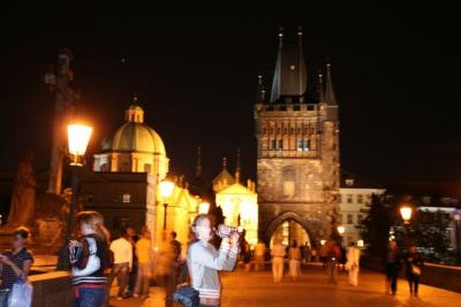 カレル橋から見た火薬塔。<br /><br />一眼レフ買ったばかりで　使い方が分からずボケててごめんなさいｍ(＿　＿)ｍ