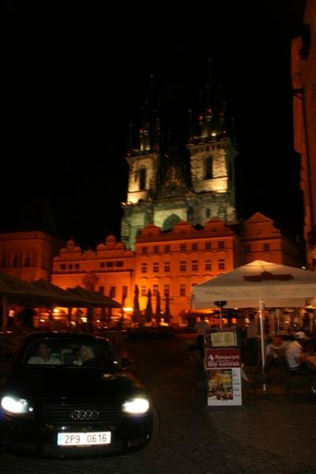 アウディがこの街並みに物凄く似合います。<br /><br />レストランから出てきたお客様のお帰りです。<br />